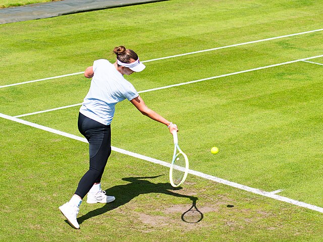 Barbora Krejcikova podczas treningu uderza piłkę forehandem