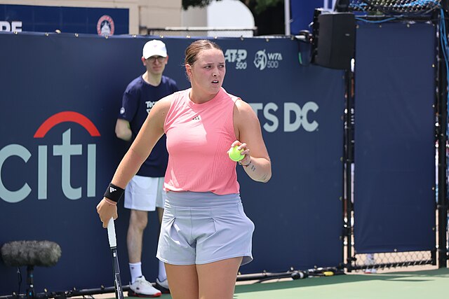 Jule Niemeier trzymająca piłkę tenisową w lewej ręce i rakietę w prawej