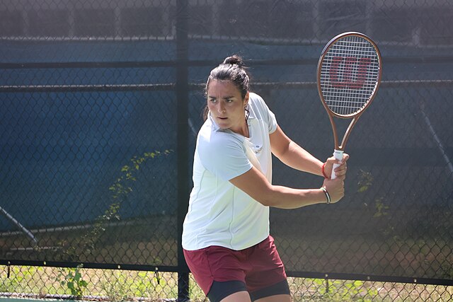 Ons Jabeur bierze zamach z backhandu