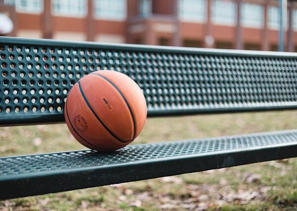 Piłka koszykowa na metalowej ławce
