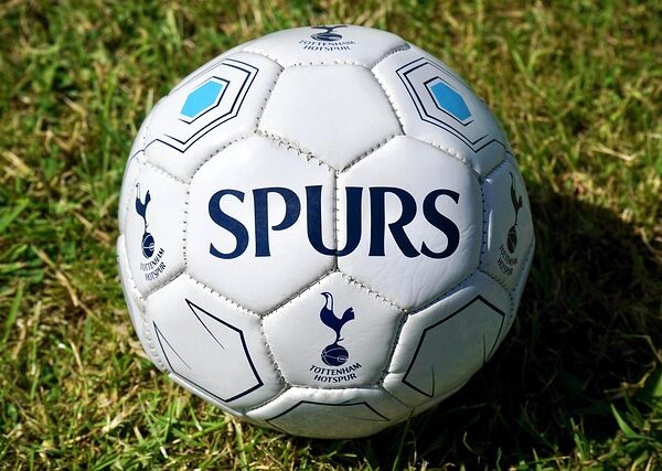 Piłka z logiem i logotypem Tottenhamu