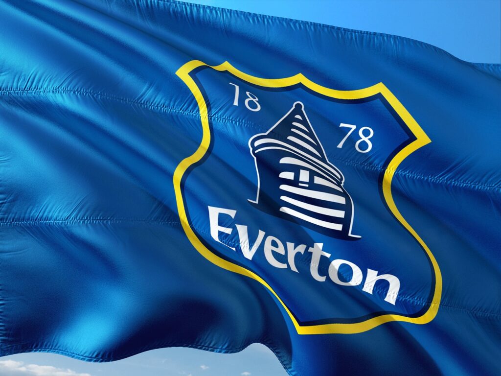 Powiewająca niebieska flaga z logiem Evertonu