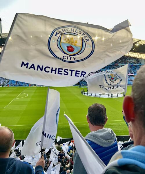 Flagi z logiem Manchesteru City na stadionie