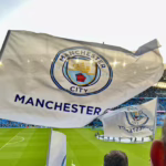 Flagi z logiem Manchesteru City na stadionie