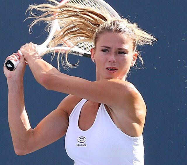 Camila Giorgi rakietą za głową