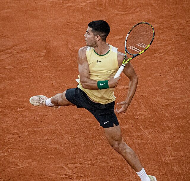 Carlos Alcaraz w locie wykonuje forehand na korcie ziemnym