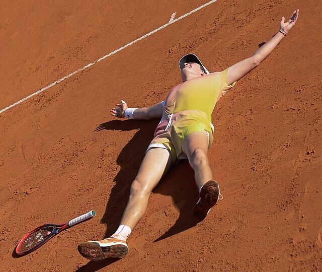 Joao Fonseca leży na korcie z rozłożonymi ramionami po wygranym turnieju