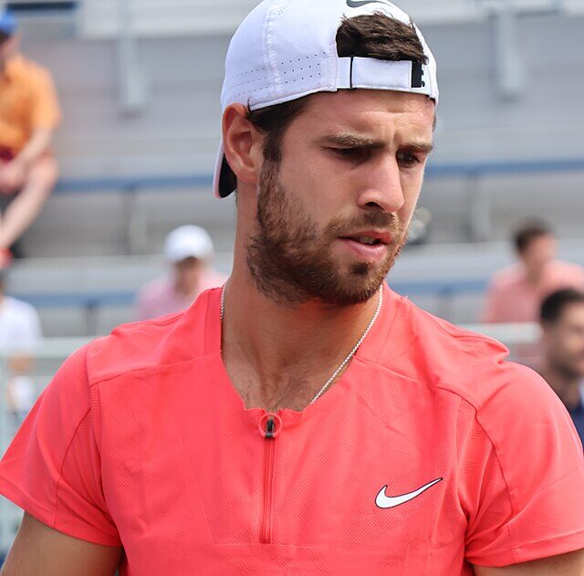 Karen Khachanov spogląda na kibica