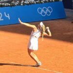 Mirra Andreeva wyrzuca piłkę, aby zaserwować