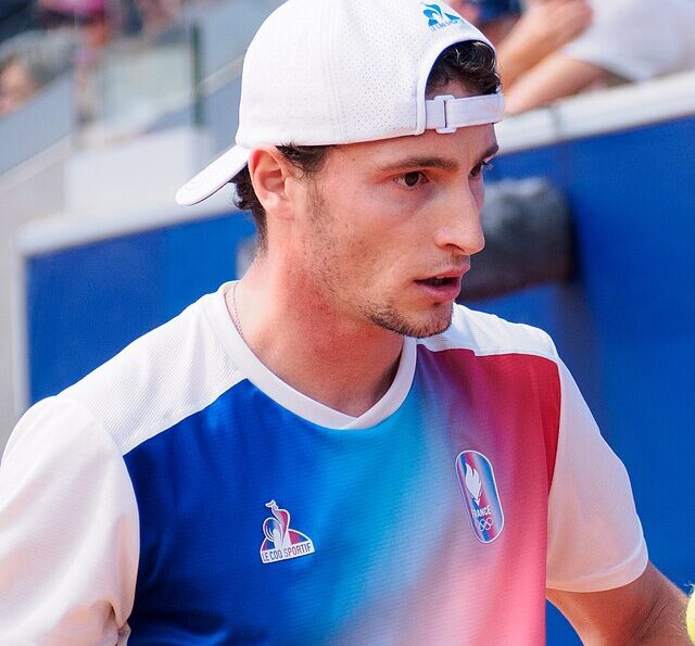 Ugo Humbert w stroju reprezentacji Francji i białej czapce podczas meczu