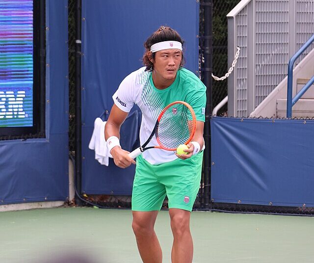 Zhizhen Zhang przygotowuje się do oddania serwisu