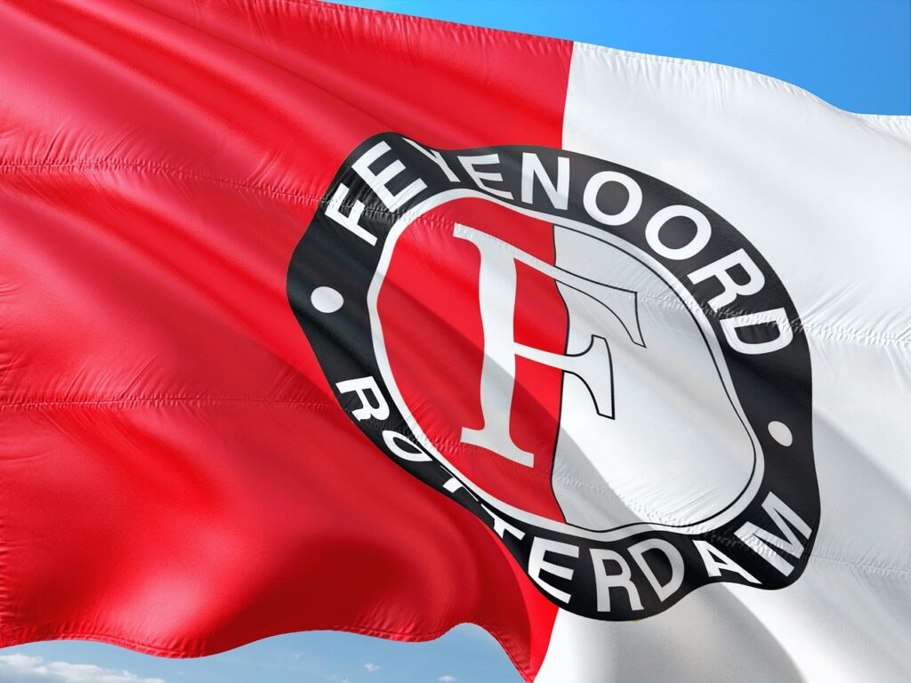 Logo Feyenoordu na białoczerwonej fladze