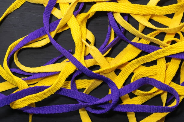 Sznurówki w żółtym i fioletowym kolorze