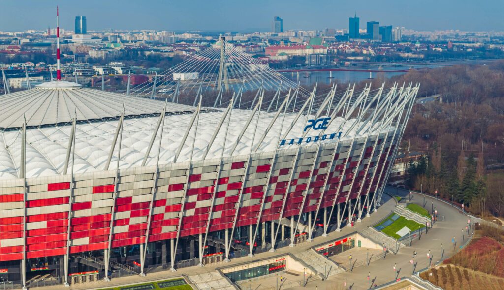 Ujęcie na bok Stadionu Narodowego z wyeksponowanym logo