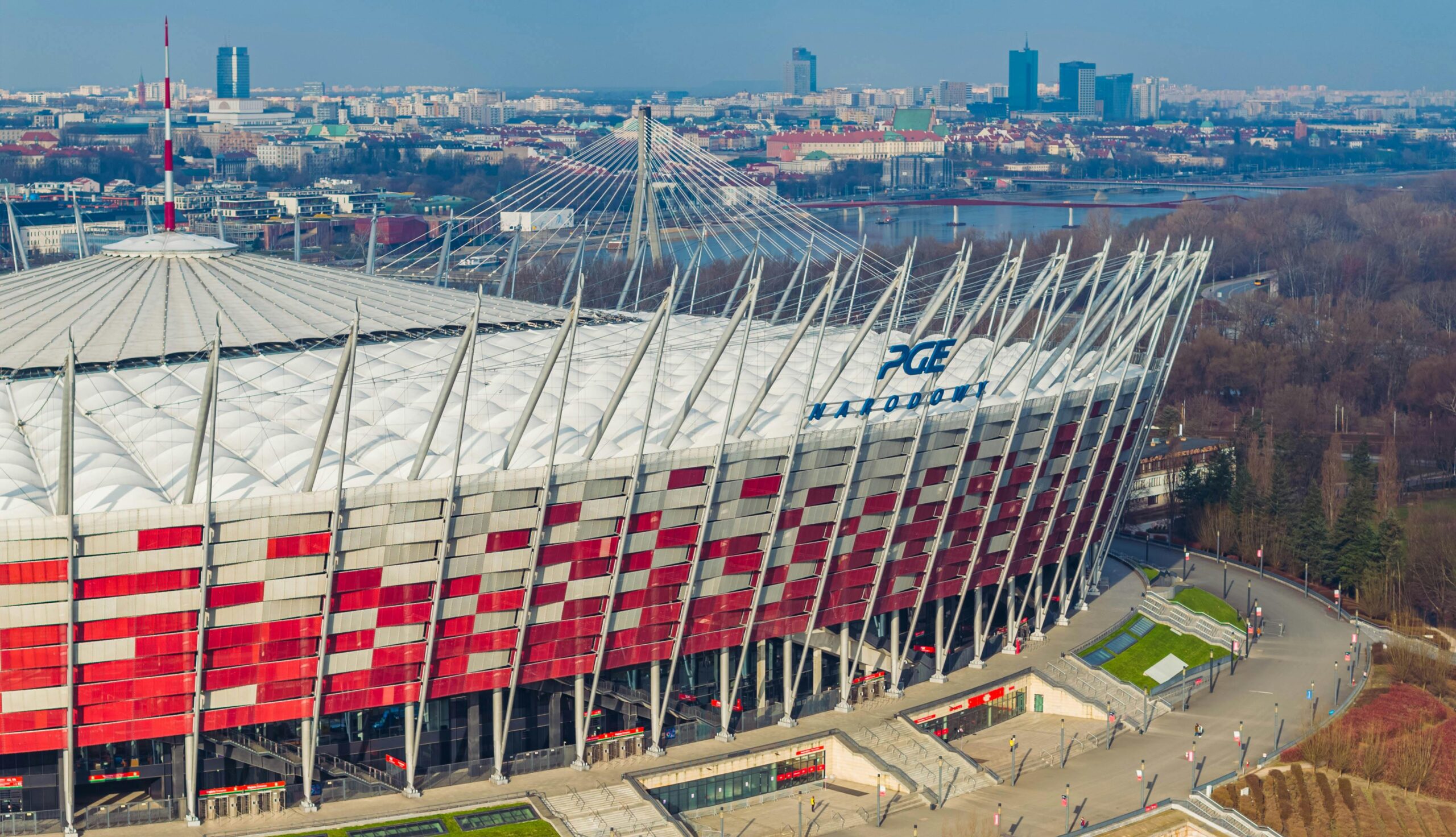 Ujęcie na bok Stadionu Narodowego z wyeksponowanym logo