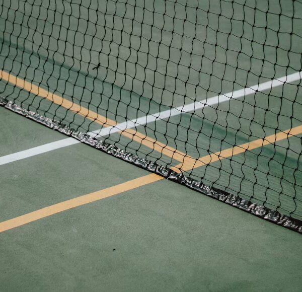 Centralna część kortu tenisowego w hali