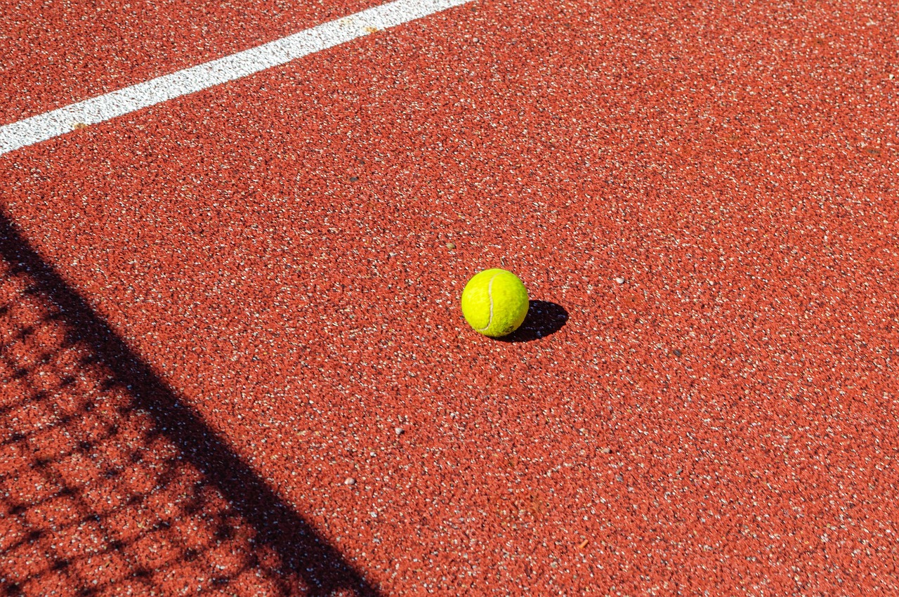 Błędy błędy i jeszcze raz błędy. Alex De Minaur eliminuje Hurkacza