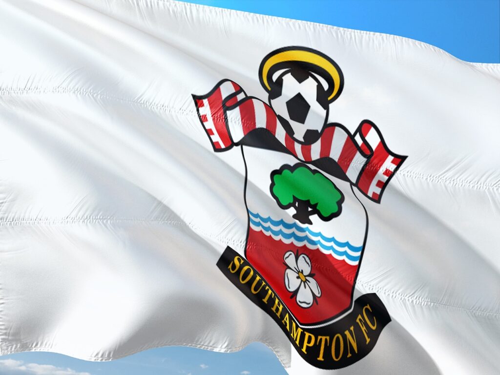 Logo Southampton na białej fladze
