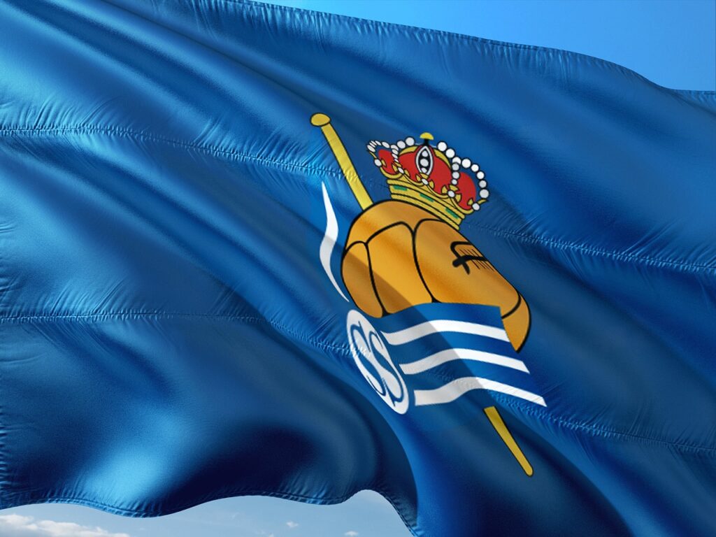 Logo Realu Sociedad na niebieskiej fladze