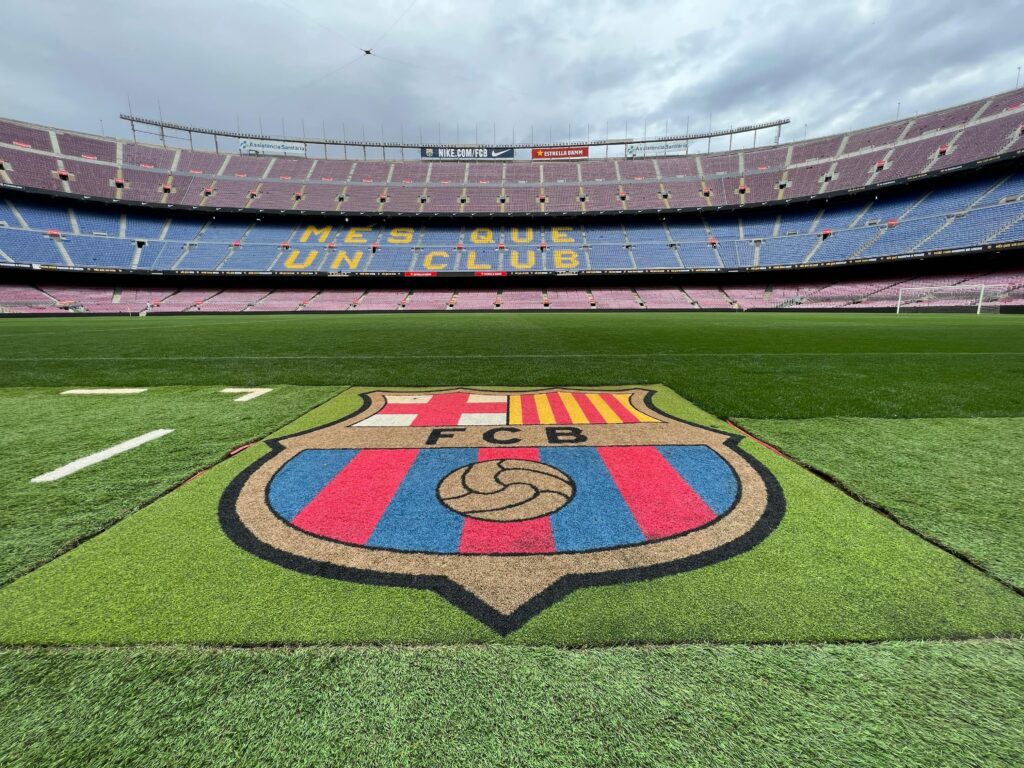 Logo FC Barcelony przy na trawie przy wejściu na murawę