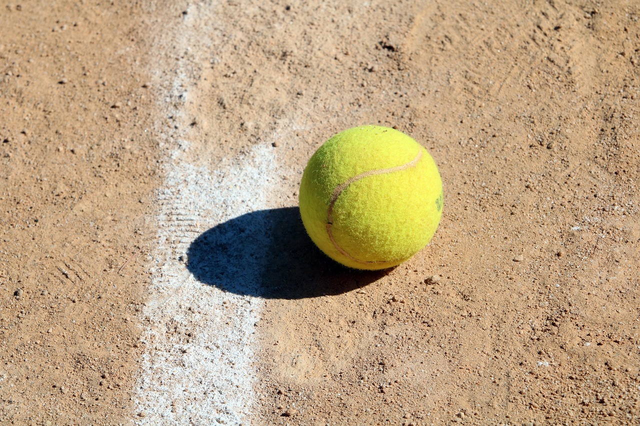 Piłka tenisowa przy linii bocznej