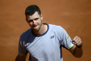 Hubert Hurkacz zaciska pięść po wygranym spotkaniu z Rafaelem Nadalem