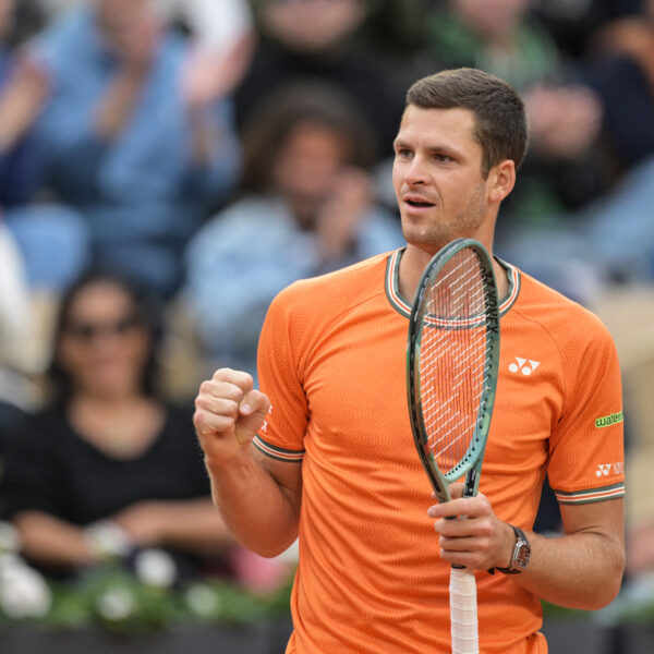 Hubert Hurkacz z zaciśniętą pięścią podczas Roland Garros