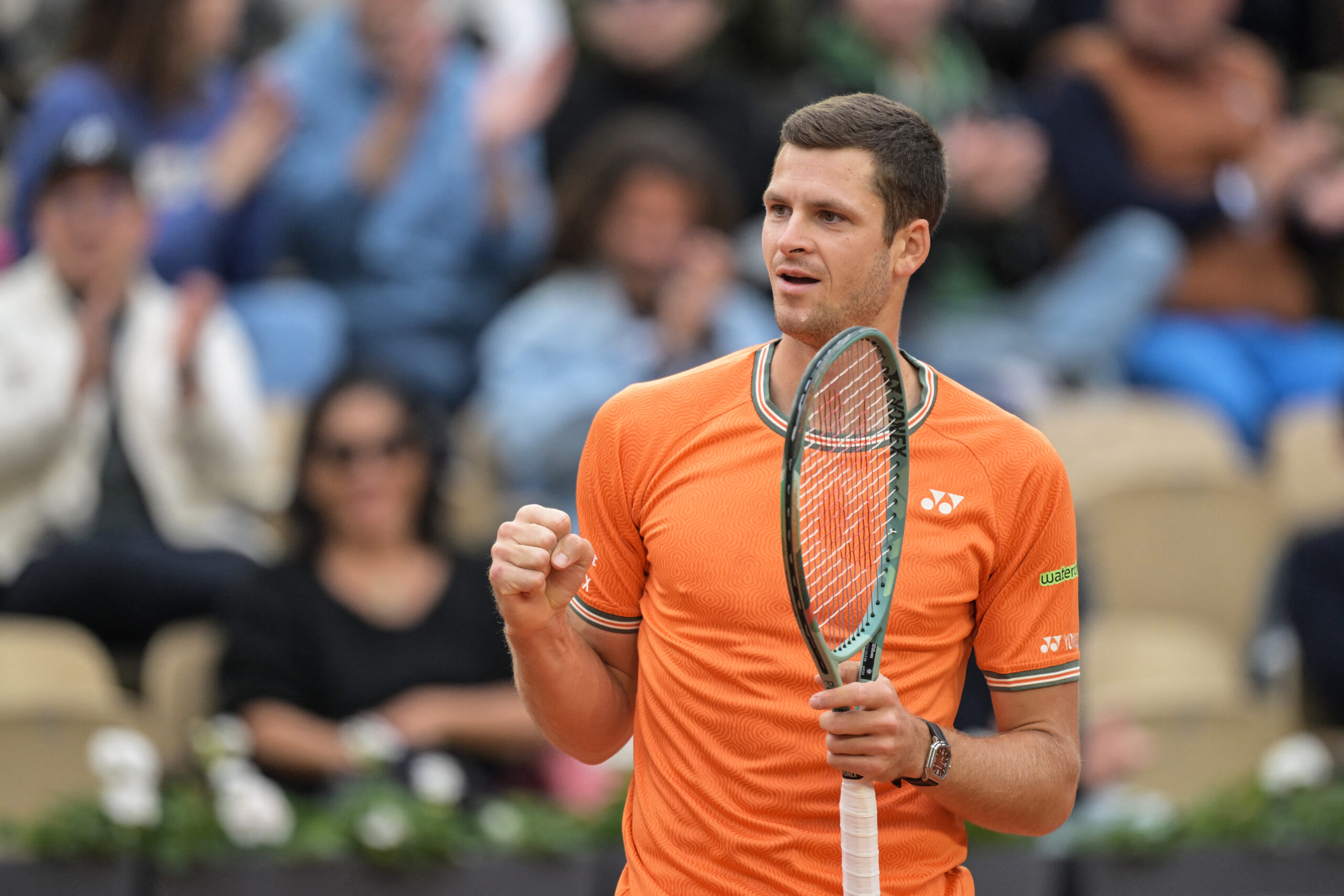 Hubert Hurkacz z zaciśniętą pięścią podczas Roland Garros