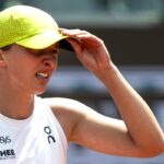 Iga Świątek łapie się z żółty daszek czapki