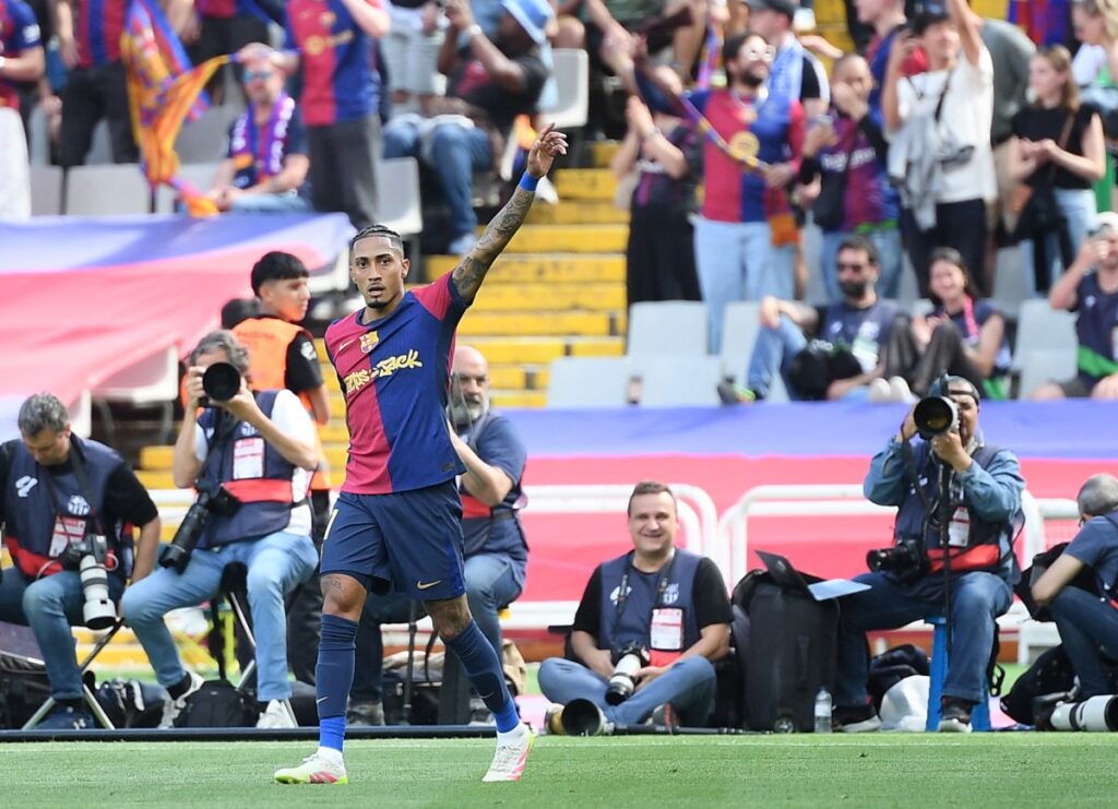 Raphinha celebruje zdobycia gola w El Clasico