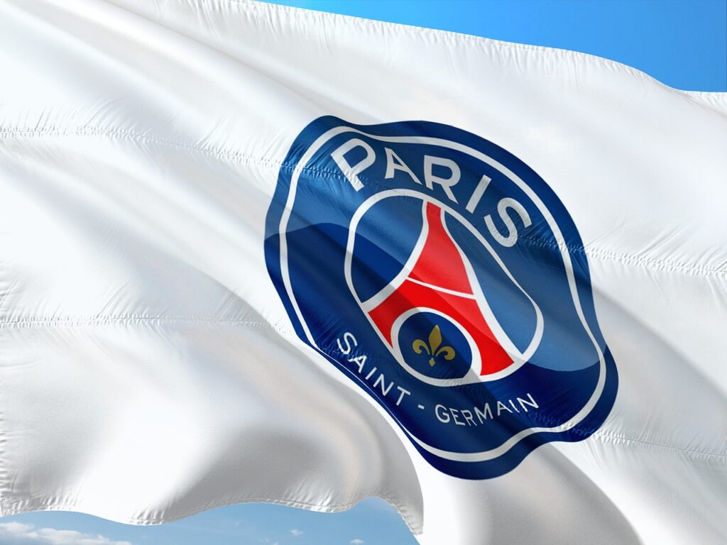 Logo drużyny PSG na powiewającej białej fladze