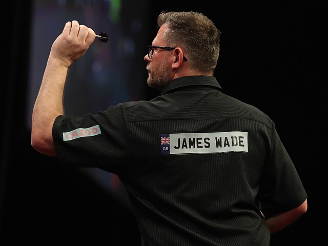 James Wade w pozycji gotowej do oddania rzutu do tarczy