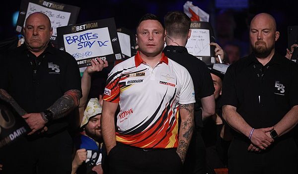 Gerwyn Price w towarzystwie ochroniarzy, przed wejściem na scenę