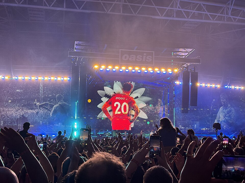 Upamiętnienie Diogo Joty podczas koncetru Oasis w Cardiff