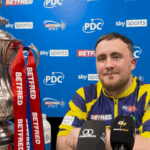 Luke Littler podczas konferencji prasowej z trofeum World Matchplay 2025
