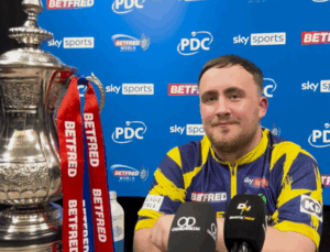 Luke Littler podczas konferencji prasowej z trofeum World Matchplay 2025