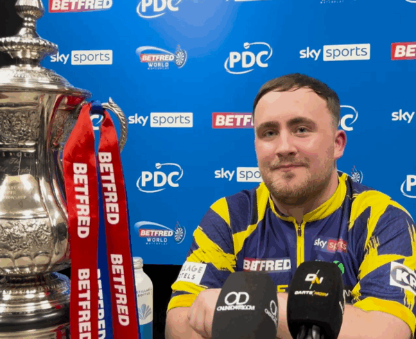 Luke Littler podczas konferencji prasowej z trofeum World Matchplay 2025