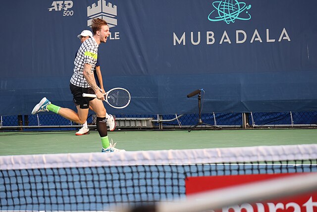 Alexander Bublik biega w euforii po korcie