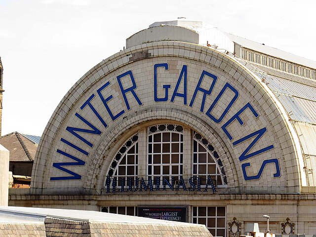 Napis Winter Gardens przy wejściu do budynku w Blackpool