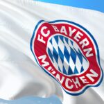 Logo Bayernu Monachium na białej, powiewającej fladze