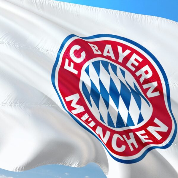 Logo Bayernu Monachium na białej, powiewającej fladze