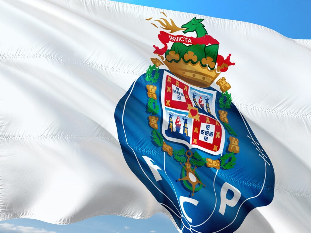 Logo FC Porto na białej, powiewającej fladze
