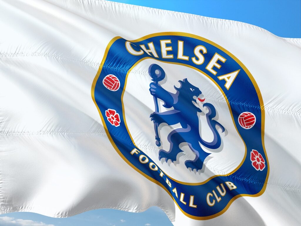 Logo Chelsea na powiewającej, białej fladze