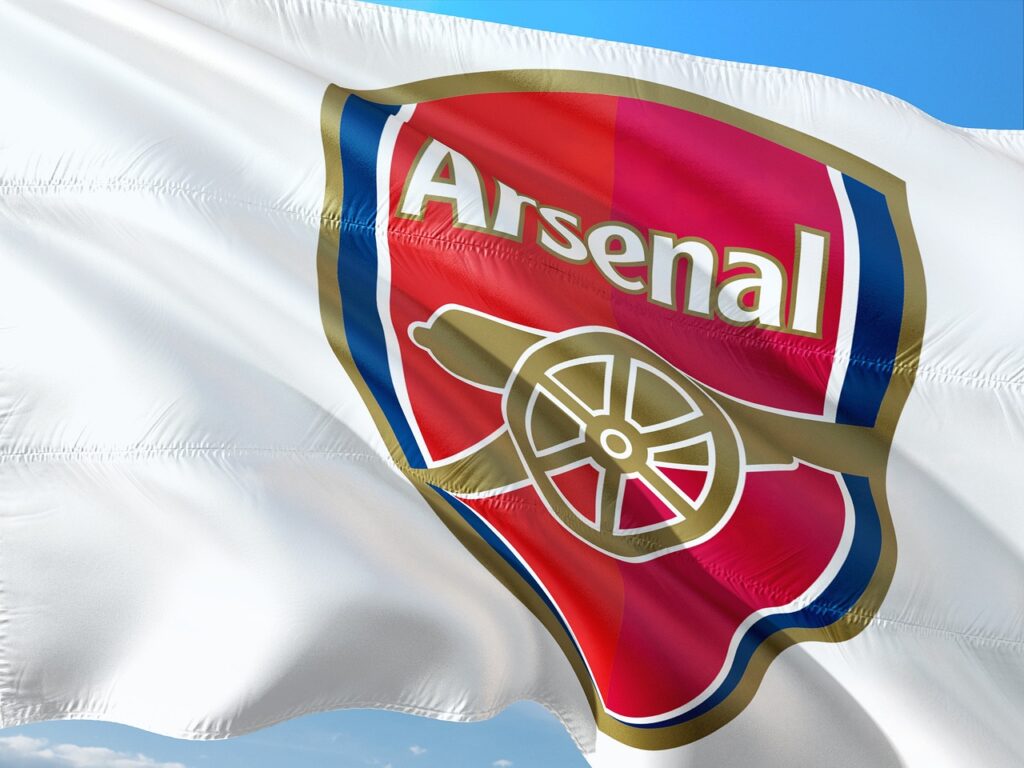 Logo Arsenalu na białej, powiewającej fladze