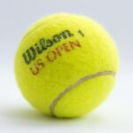 Piłeczka Wilsona z czerwonym napisem US Open