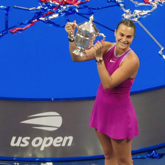 Aryna Sabalenka z trofeum US Open