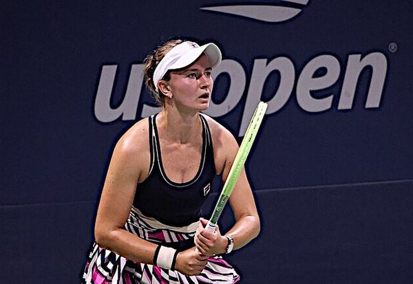 Barbora Krejcikova stoi gotowa do returnu