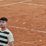 Carlos Alcaraz spogląda w stronę boksu