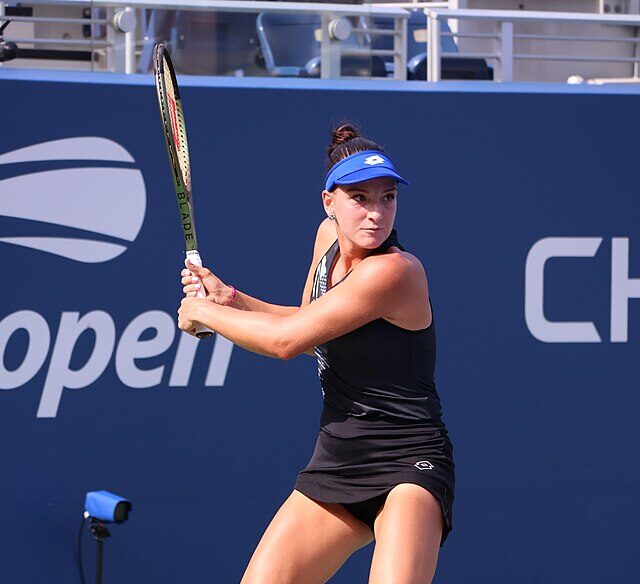 Darja Semeņistaja przygotowuje się do uderzenia backhandem