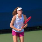 Elena Rybakina w pozycji stojącej podczas treningu trzyma rakiete